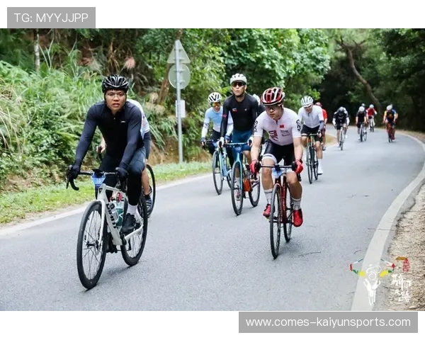 自行车赛上用极限贴边超车征服观众